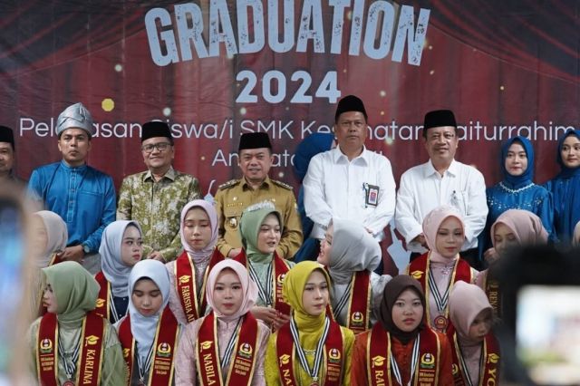 Hadiri Kelulusan SMK Kesehatan Baiturrahim, Gubenrnur Jambi Al Haris Beri Motovatis Ke Siswa Agar Lanjut Pendidikan yang Lebih Tinggi